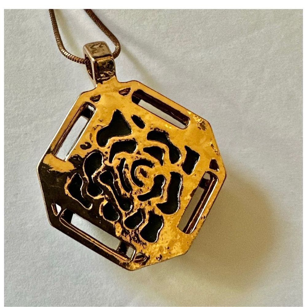 Gold tone pendant necklace with crystal inside - Picture 5 of 11